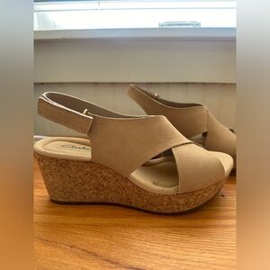 Clark’s Women’s Annadel Eirwyn Nubuck Wedge Sandal Heel Size 8 NWT